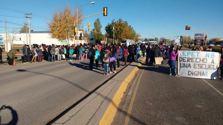 Padres y alumnos de tres escuelas de Plottier cortan un carril de la Ruta 22