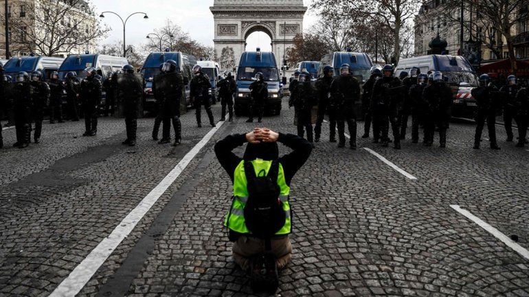 Al menos 700 detenidos en Francia por las protestas de los chalecos amarillos