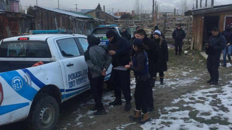 Empleado municipal le arrebató el arma a un policía