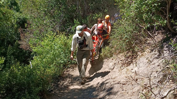 La turista tuvo que ser rescatada tras la caída del caballo. La turista tuvo que ser rescatada tras la caída del caballo.