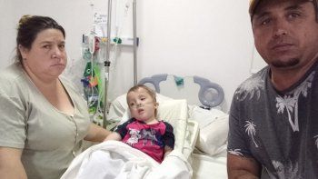 se fue a dedo hasta plaza huincul por su pequeno hijo enfermo se fue a dedo hasta plaza huincul por su pequeno hijo enfermo