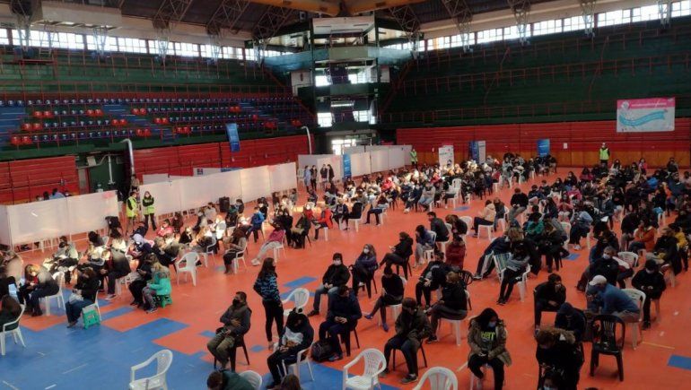 Convocan a las 65 mil personas que deben aplicarse la vacuna de refuerzo