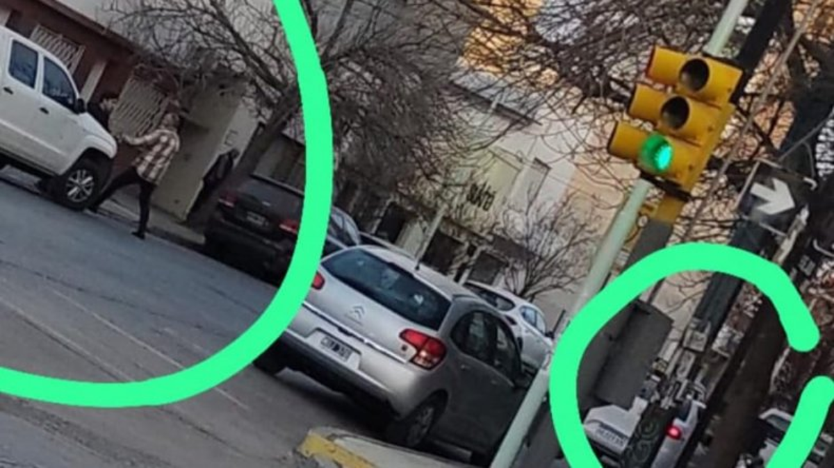 Una discusión de tránsito entre un taxista y otro conductor terminó a las piñas