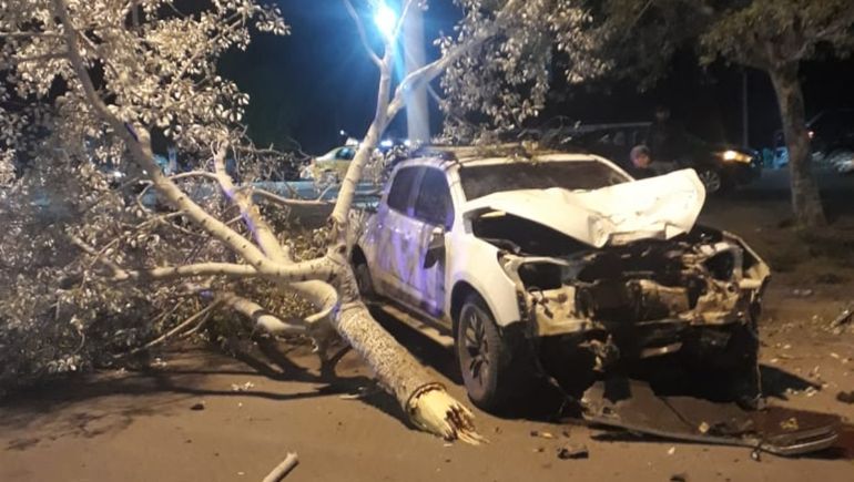 Brutal choque: motociclista de 18 años en grave estado