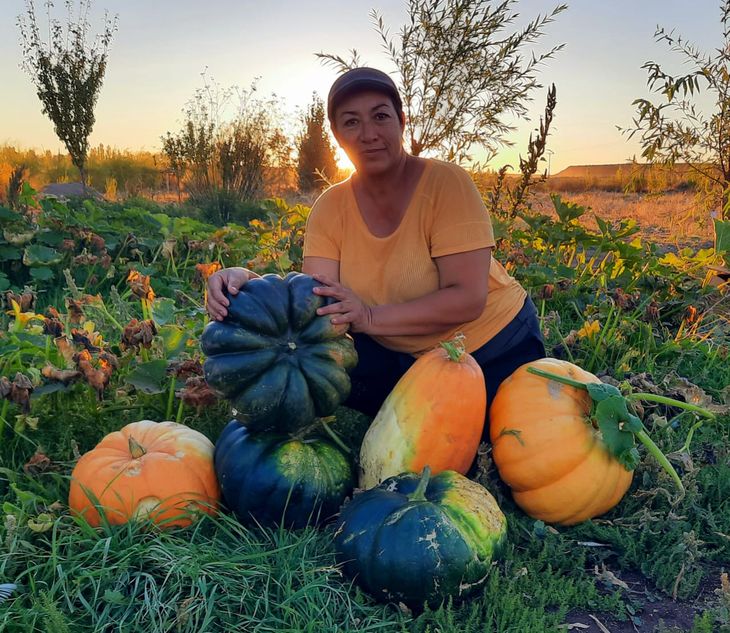 Desde Picún Leufú, María Ester Morales posa con su producción. Foto: gentileza. Desde Picún Leufú, María Ester Morales posa con su producción. Foto: gentileza.