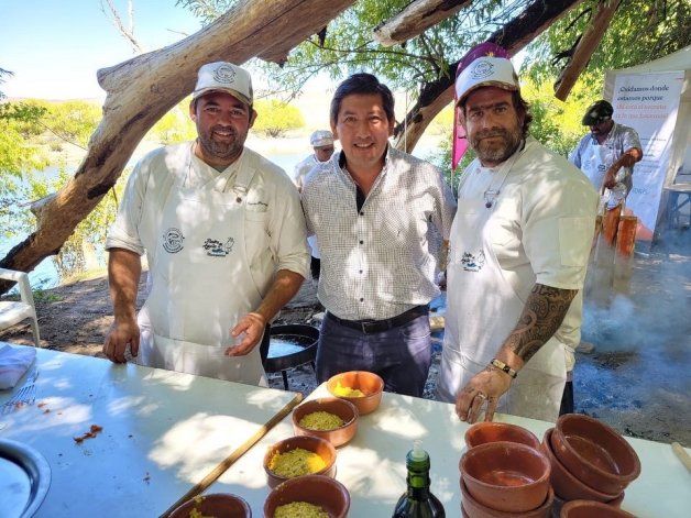 Sandro Badilla, Ministro de Turismo de la Provincia junto a los cocineros Pancho Fernández y Ezequiel Gonzalez.