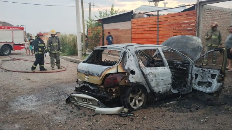Un incendio destruyó un auto y estuvo a punto de quemar una casa | LM Neuquen Un incendio destruyó un auto y estuvo a punto de quemar una casa