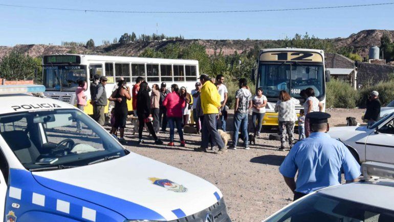 Vecinos retuvieron dos colectivos y les terminarán la luz