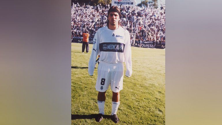 En el boliche y la cancha, las imperdibles anécdotas con Maradona del Chiqui Solana, el neuquino que jugó en Gimnasia