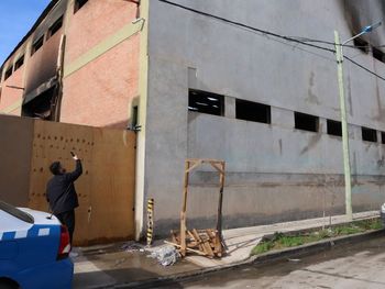 Personal de Obras Particulares se encontraba verificando la infraestructura. Aún no había empezado el peritaje.