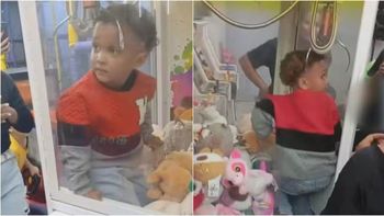 El niño quedó atrapado en la máquina de peluches y los testigos grabaron el video del insólito momento. El niño quedó atrapado en la máquina de peluches y los testigos grabaron el video del insólito momento.