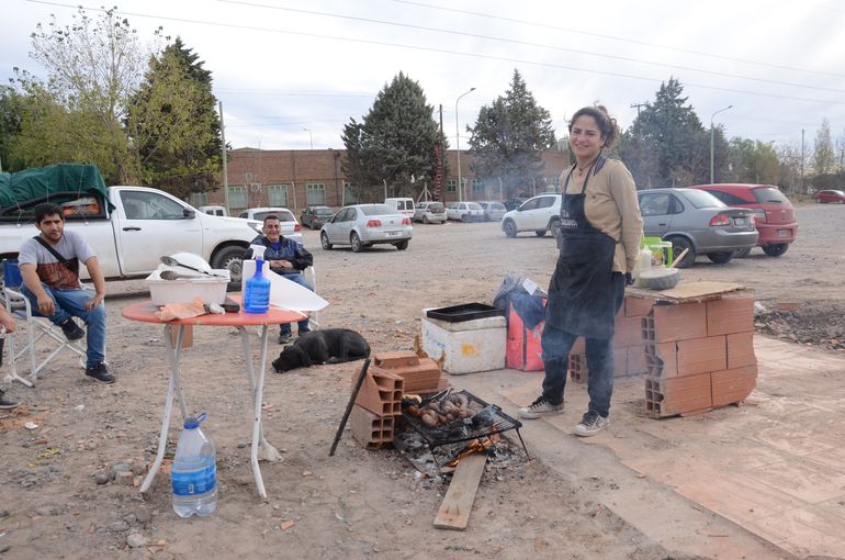 Con el puesto demolido, la mujer siguió cocinando en el piso. Con el puesto demolido, la mujer siguió cocinando en el piso.