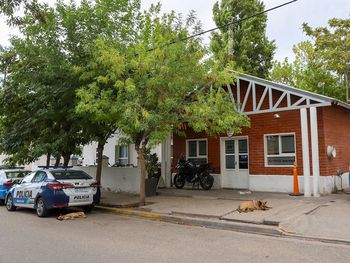 Vendían en una feria de Neuquén ropa de trabajo que habría sido robada de una empresa. Vendían en una feria de Neuquén ropa de trabajo que habría sido robada de una empresa.