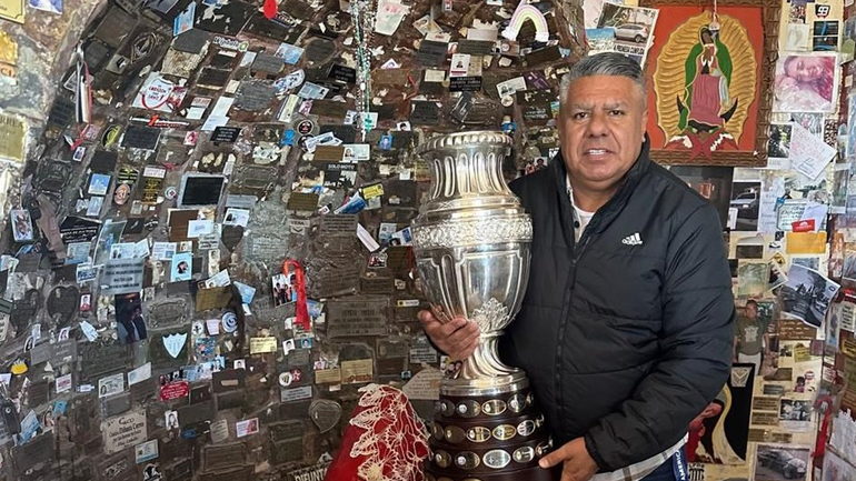 Chiqui Tapia llevó la Copa América a la Difunta Correa