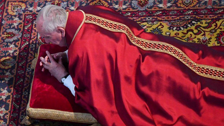 El papa Francisco encabezó hoy su quinto Vía Crucis en el Coliseo romano.