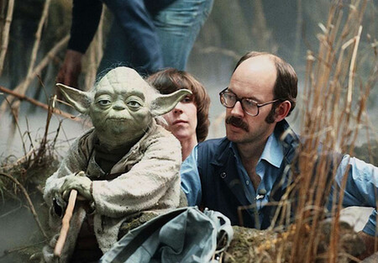 El titiritero e interprete Frank Oz con el muñeco original del maestro Yoda El titiritero e interprete Frank Oz con el muñeco original del maestro Yoda