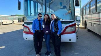 Las tres flamantes colectiveras de Chubut: Soledad, Carol y Analía, de Comodoro Rivadavia. Las tres flamantes colectiveras de Chubut: Soledad, Carol y Analía, de Comodoro Rivadavia.