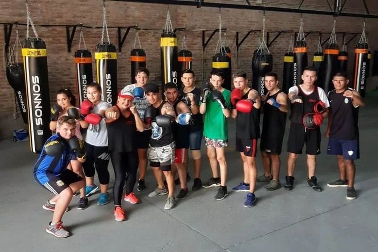 La Locomotora junto a sus alumnos en su gimnasio de Santo Tomé. La Locomotora junto a sus alumnos en su gimnasio de Santo Tomé.