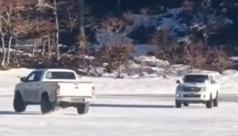 Las camionetas 4x4 ingresaron de manera ilegal a la laguna de Batea Mahuida