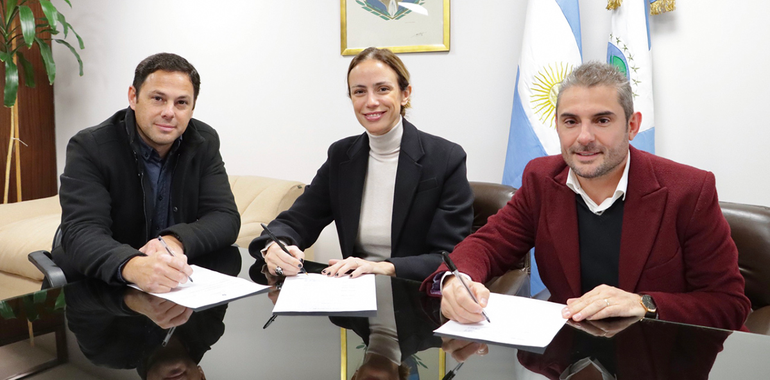 Funcionarios durante la firma de la renegociación de los contratos.