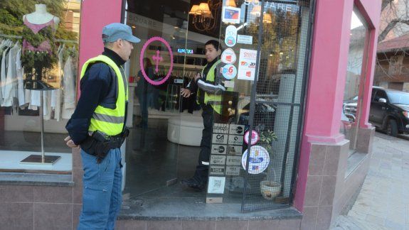 Robaron en una tienda de ropa ubicada en Roca y Brown.
