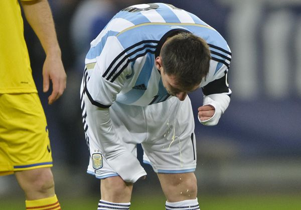 Messi y sus misteriosas arcadas en pleno partido