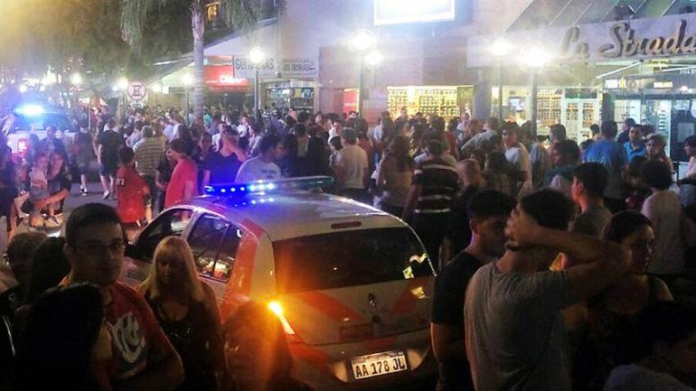 En el centro de Carlos Paz se desató una verdadera locura y todos corrieron desesperados.