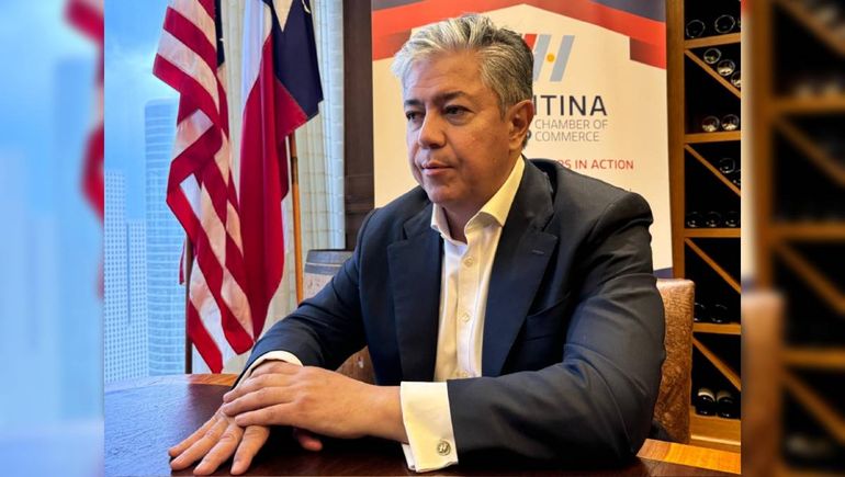 Rolando Figueroa participó del evento en Houston con la causa Malvinas en su saco.