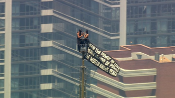 una pareja encapuchada escalo hasta la cima del empire state: las impactantes imagenes una pareja encapuchada escalo hasta la cima del empire state: las impactantes imagenes