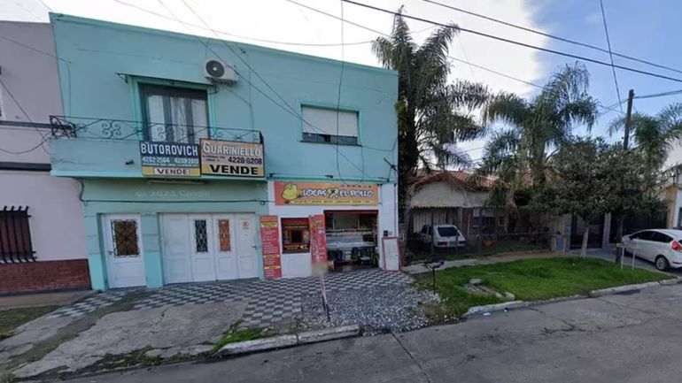 La víctima fue abordaba por los delincuentes cuando salía de una pollería en el partido bonaerense de Lanús.