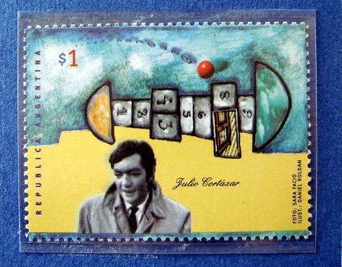 Ya se pueden comprar las estampillas de Julio Cortázar