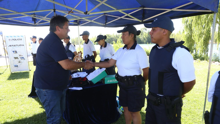Mariano Gaido entregó uniformes de verano para 150 agentes de la Policía