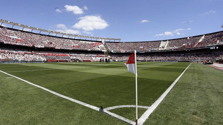 A pesar de los incidentes y saturación de las tribunas, habilitaron el Monumental
