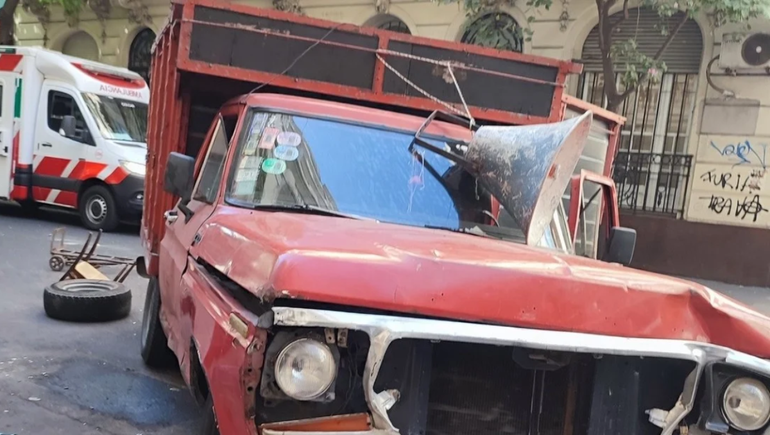 Un colectivo chocó una camioneta y un hombre que estaba en la caja murió