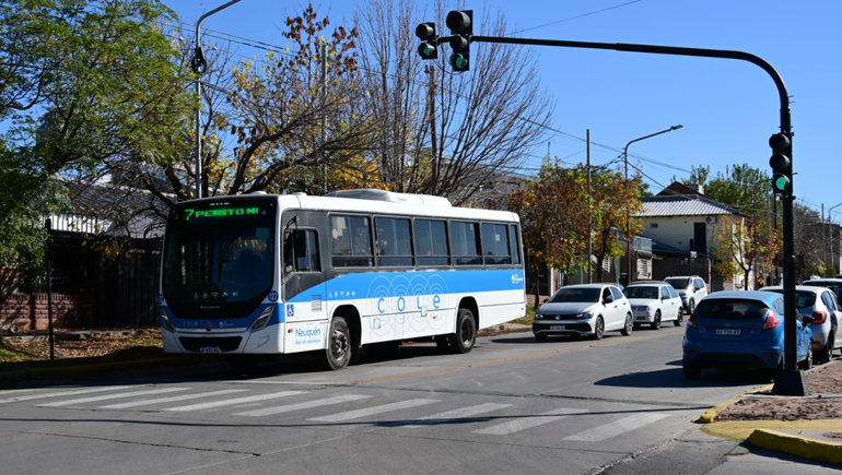 Instalaron un nuevo semáforo en un punto crítico de Neuquén.