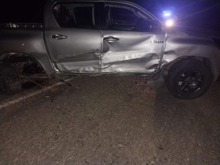 El conductor de la Toyota Hilux intentó esquivar el vehículo, pero no pudo hacerlo y fueron impactados en su costado derecho. El conductor de la Toyota Hilux intentó esquivar el vehículo, pero no pudo hacerlo y fueron impactados en su costado derecho.