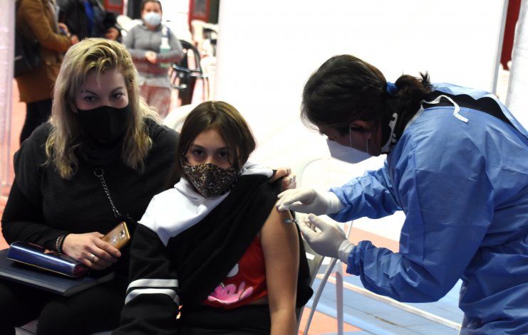 Por la presencialidad plena en las escuelas, hay que vacunar a los mayores de 12 años