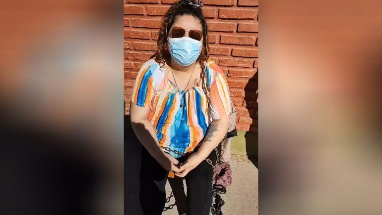 Una de las hijas del camionero se encadenó para que le den una cama de terapia intensiva.