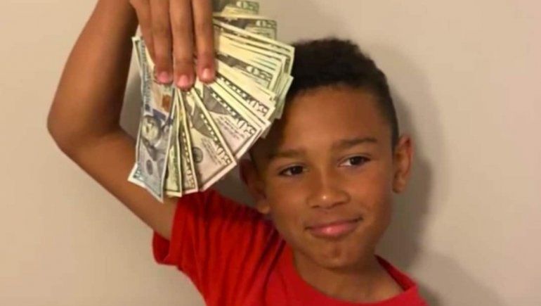 Viral: niño encontró 5.000 dólares escondidos en el auto de su padre