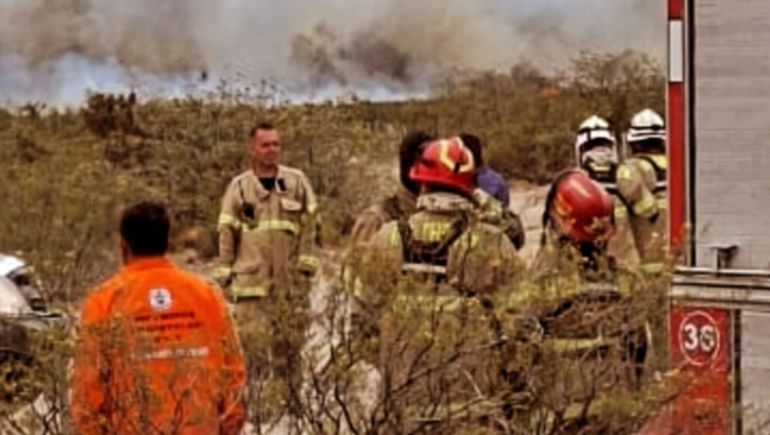 La ola de calor de la semana previa y los vientos complicaron la tarea de los bomberos en zonas cercanas a Trelew. 