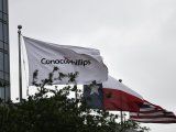 Foto de archivo-Banderas ondean en las oficinas de ConocoPhillips en Houston, Texas, en Estados Unidos, abril, 30 2019.  REUTERS/Loren Elliott