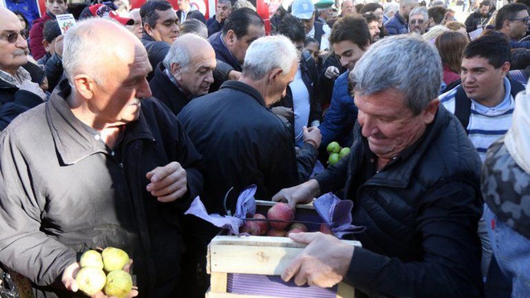 Macri comprometió ayuda del Estado para los productores frutícolas