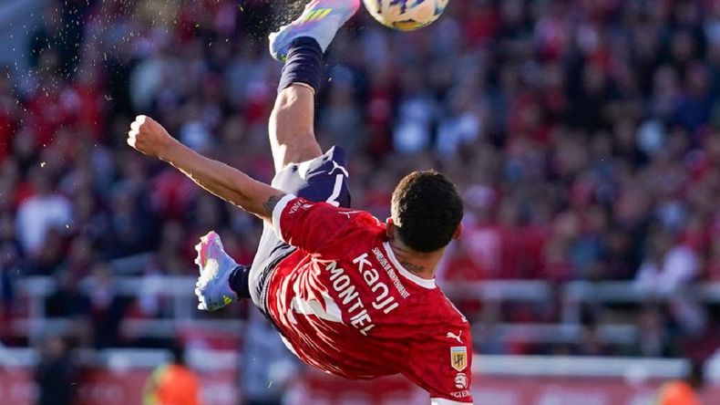 Le dieron el premio Puskas a Santiago Montiel por su golazo de chilena | LM Neuquen Le dieron el premio Puskas a Santiago Montiel por su golazo de chilena