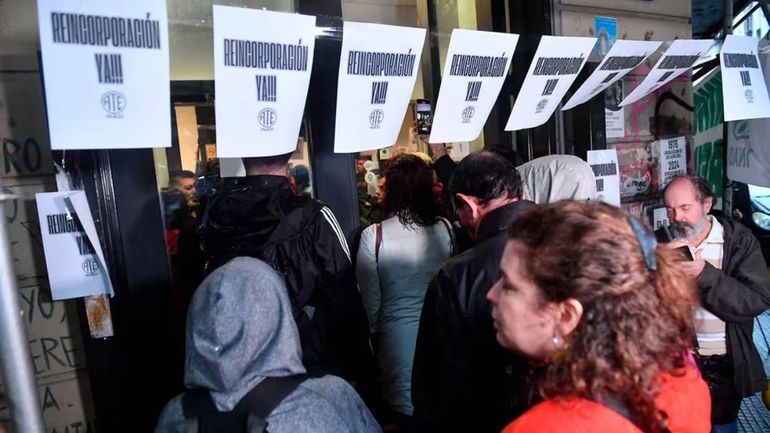 Protesta de los trabajadores del estado cesanteados necleados en ATE. Foto: TN. Protesta de los trabajadores del estado cesanteados necleados en ATE. Foto: TN.