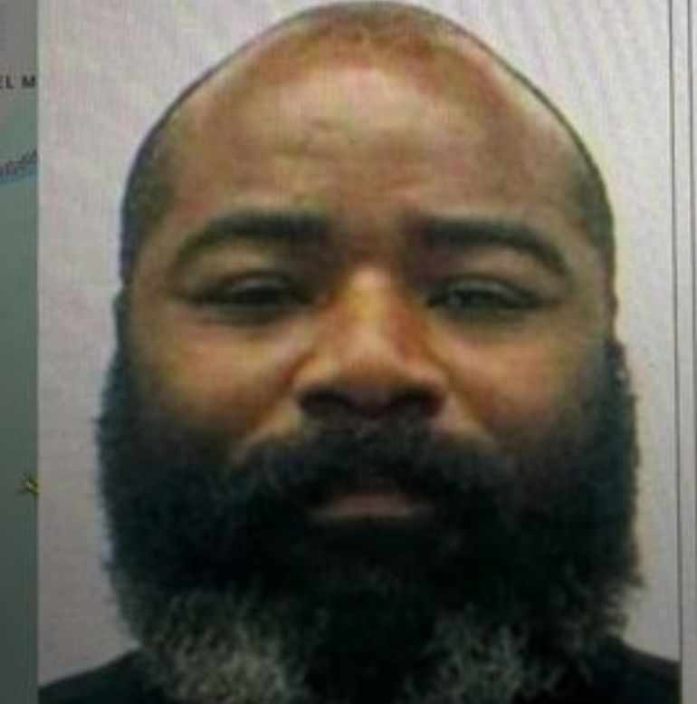 El ciudadano estadounidense identificado como Akinyela Sawa Taylor que usó un cuchillo para intentar secuestrar la avioneta. El ciudadano estadounidense identificado como Akinyela Sawa Taylor que usó un cuchillo para intentar secuestrar la avioneta.