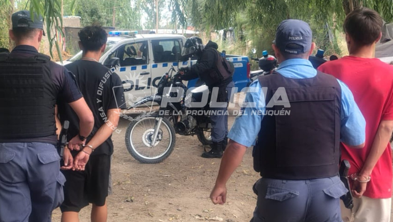 A los dos jóvenes atrapados se les secuestró un cuchillo con el que habrían amenazado al dueño del celular para quitárselo.