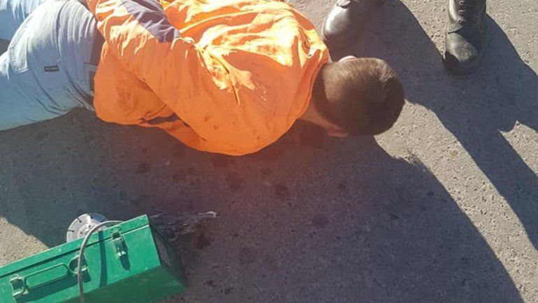 Lo sorprendió adentro del auto robando sus herramientas