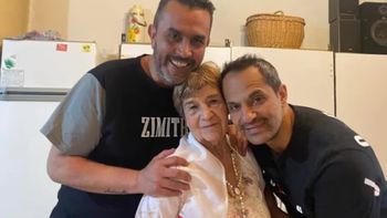 Caleta Olivia: Pocha con sus dos hijos. José es el de la izquierda. Caleta Olivia: Pocha con sus dos hijos. José es el de la izquierda.