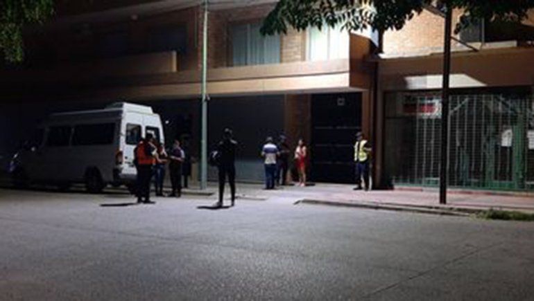 Una mujer cayó de la terraza de un edificio y permanece hospitalizada