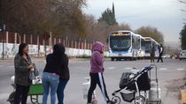 por falta de garrafas, vecinos cortan el metrobus y retienen varias unidades del cole